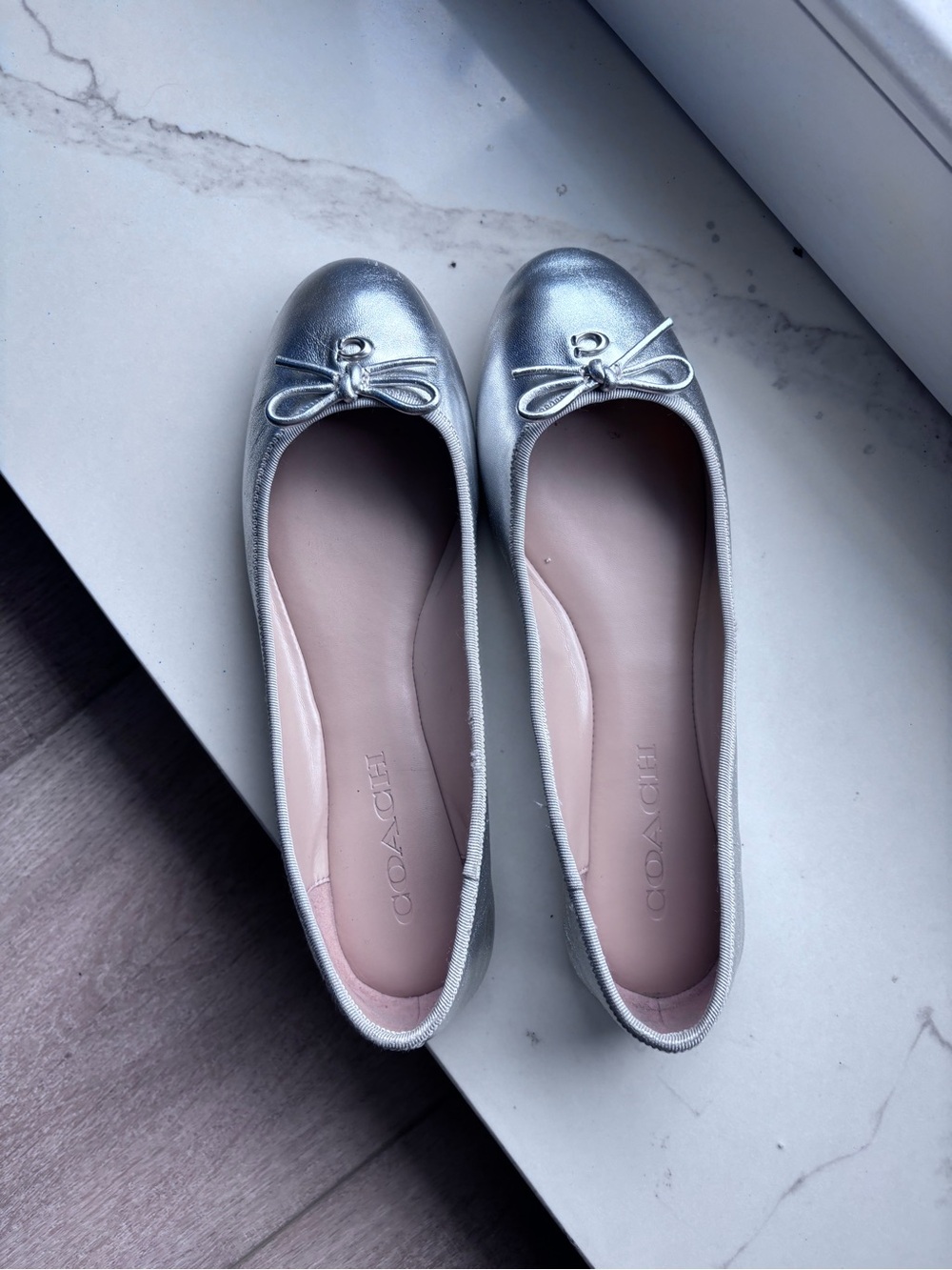Coach Metallic Silver Leather Ballet Flats Bow Logo Size 7